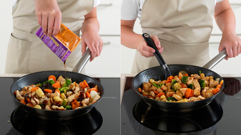 Klipp opp posen med woksaus og hell sausen i stekepannen. Stek i 2 minutter og maten er klar!