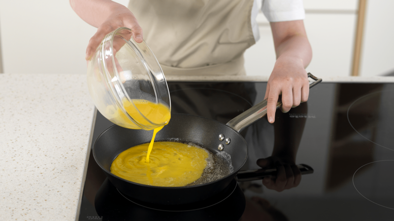 Hell eggeblandingen i stekepannen, når margarinen slutter å bruse.