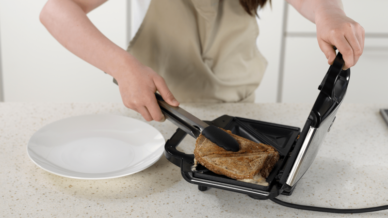 Ta toasten ut av toastjernet med en klype.