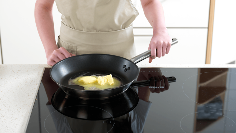 Sett en stekepanne på platen og skru på høy varme. Ha i margarin.
