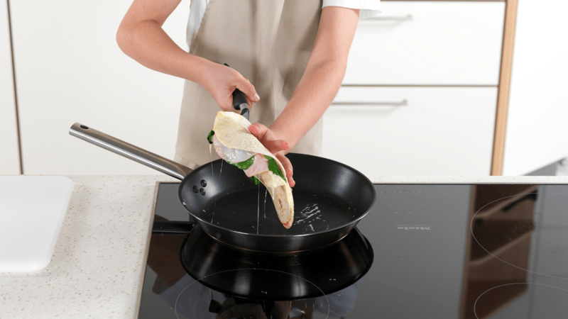 Bruk stekespaden til å snu tortillalefsen. Vær forsiktig, slik at du ikke brenner deg.