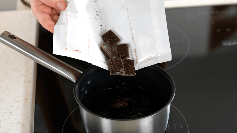 Ha sjokoladen i kjelen og la den smelte i det varme kokosfettet mens du fortsetter med oppskriften.