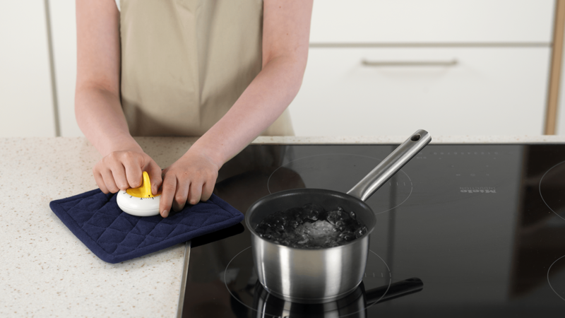 Skru kokeplaten på full varme. Sett tidsuret på 8 minutter når vannet begynner å koke. Skru temperaturen litt ned når vannet har begynt å koke, så det ikke koker over.
