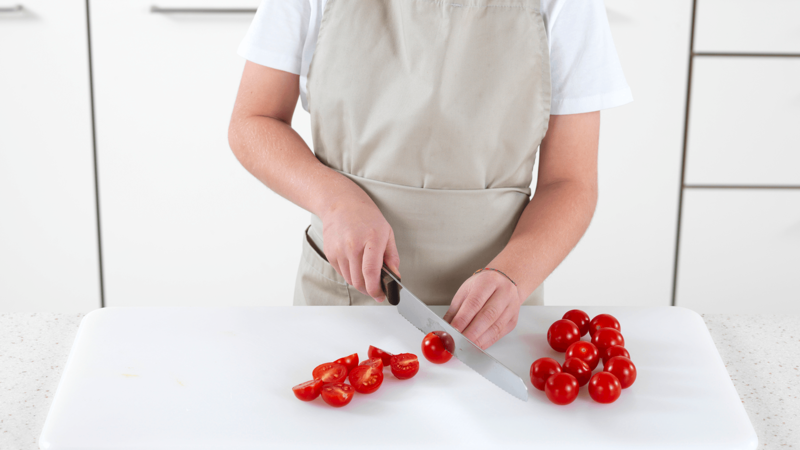 Vask fjølen godt med en kjøkkenklut. Skyll cherrytomater og del dem i to. Ha dem i en skål eller en salatbolle.