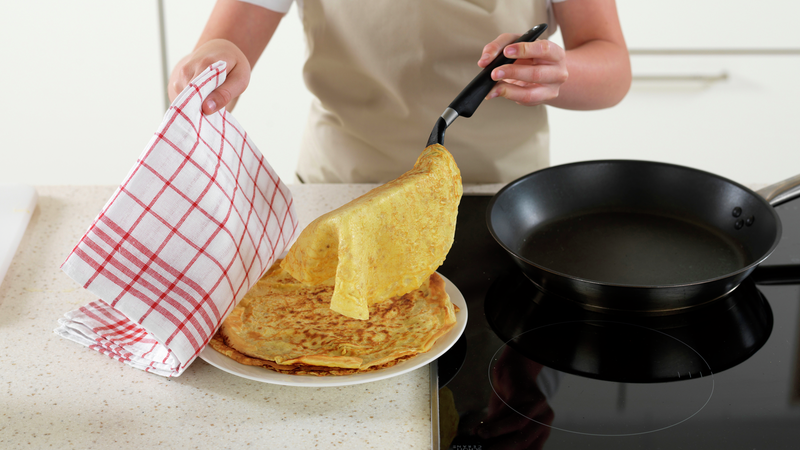 Legg pannekaken over på en tallerken. Legg et rent kjøkkenhåndkle over, for å holde dem varme. Stek resten av pannekakene. Ha i 1 ts margarin for hver andre pannekake du steker.