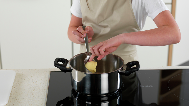 Sett en kjele på kokeplaten og skru på middels varme. Ha i margarin.