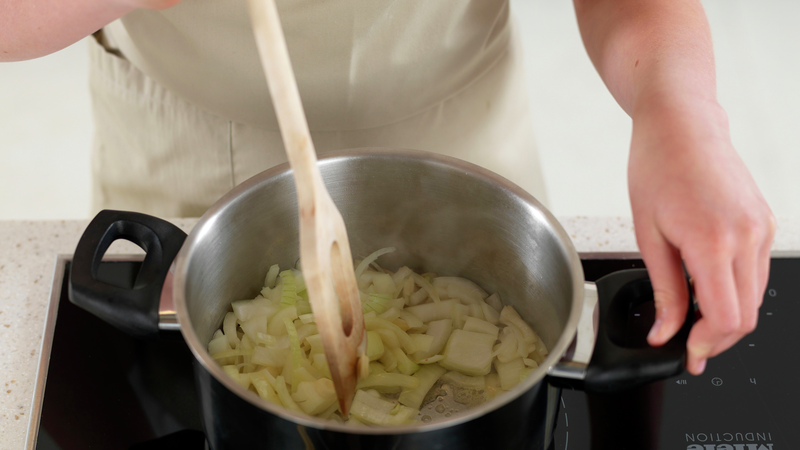 Ha løk og hvitløk i kjelen, når margarinen slutter å bruse. Stek på middels varme i 3 minutter. Rør med en sleiv, slik at det ikke svir seg.