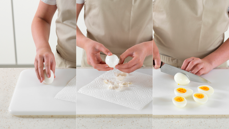 Skrell eggene og del dem i to. Server tomatsuppen i skåler, med to halve egg i hver skål.