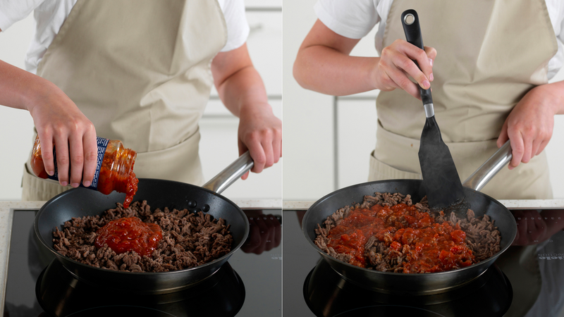 Hell pastasaus over den stekte karbonadedeigen og bland godt med stekespaden. Skru ned varmen til det laveste og trekk pannen litt til siden.
