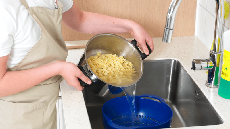 Når pastaen er ferdigkokt, hell den i dørslaget slik at vannet renner av.