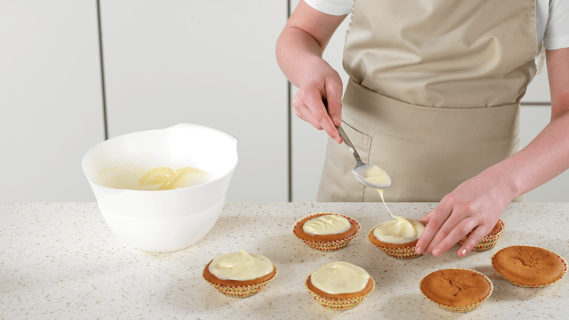Smør glasuren på muffinsene når de er helt kalde.
