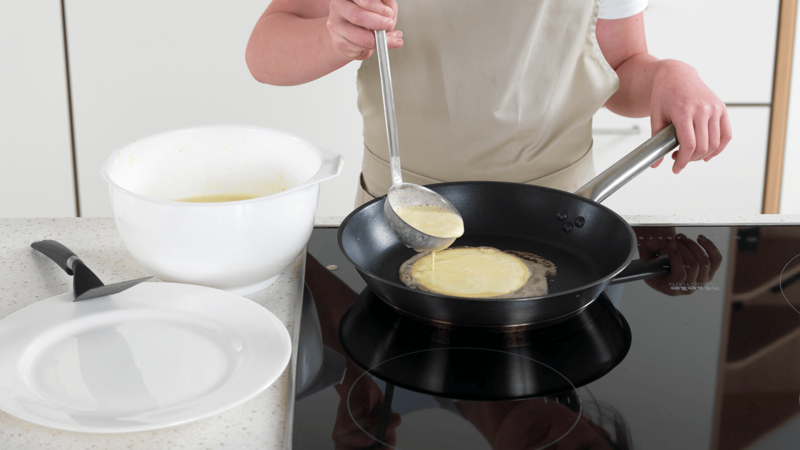 Bruk en øse og hell litt pannekakerøre i stekepannen, når margarinen sluttet å bruse.