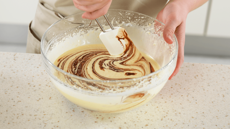 Rør sjokoladen forsiktig inn i eggedosisen. Rør til blandingen blir helt brun.