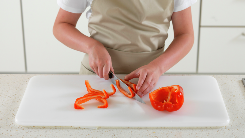 Skjær paprika i strimler på langs og legg dem i en glassbolle eller på en tallerken.