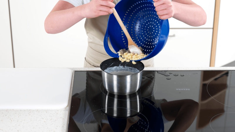 Ha kokt makaroni i melken, rør rundt med sleiven og la suppen stå i ca. 1 minutt slik at makaronien blir god og varm.