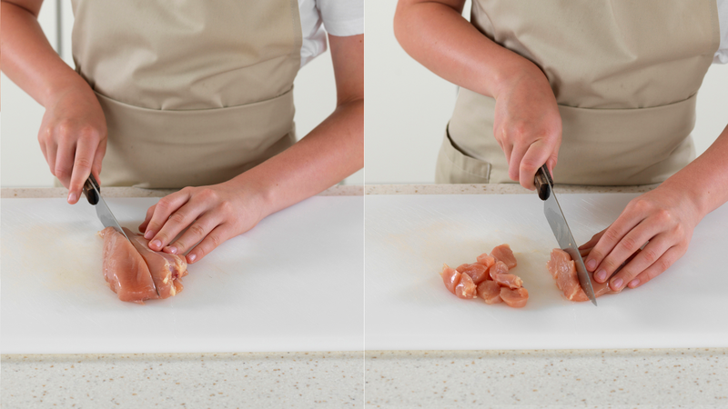 Skjær kyllingfilet i strimler. Vask hendene dine godt etter at du er ferdig med å ta på kjøttet.