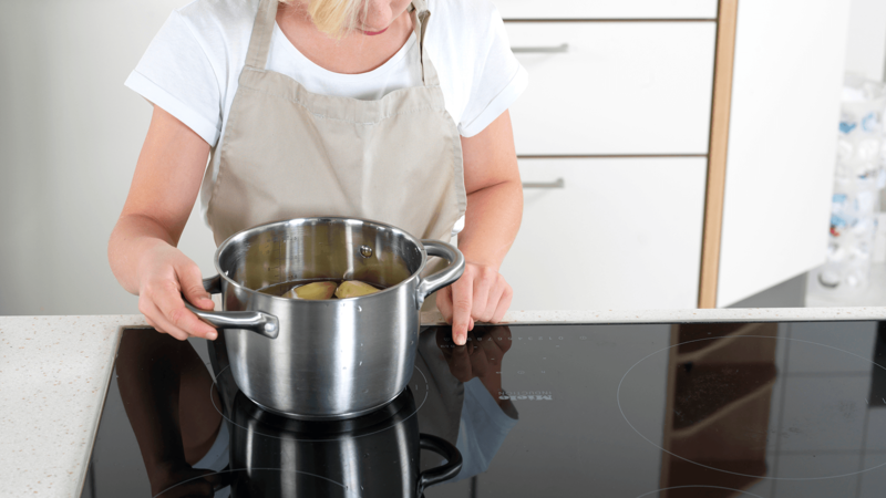 Sett kjelen på kokeplaten og skru på full varme. Når det koker, skru ned varmen til middels slik at det ikke koker over. Kok potetene i 20 minutter.