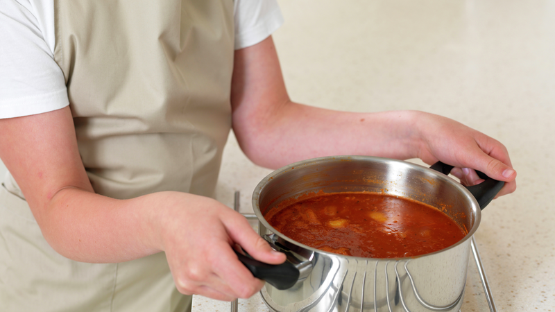 Skru av kokeplaten og sett kjelen forsiktig på et gryteunderlag. Pass på så du ikke brenner deg på den varme suppen.