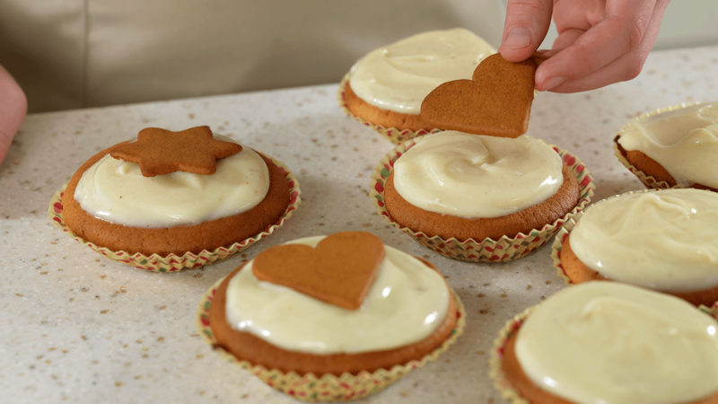 Pynt med en pepperkake på hver muffins.