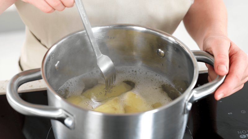 Når potetene har kokt i 20 minutter, sjekk om de er ferdige ved å stikke en gaffel i en potet. Hvis gaffelen går lett inn og ut er de ferdige.