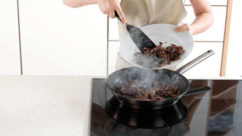 Ha reinsdyrskavet som ligger på tallerkenen tilbake i stekepannen, slik at du har alt i pannen.