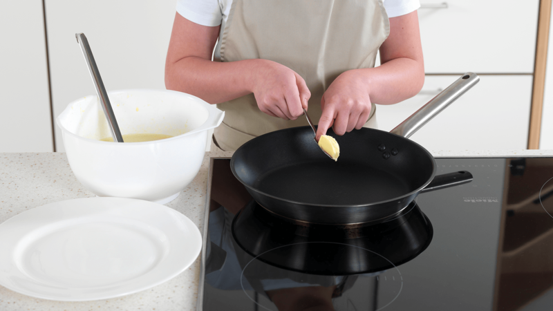 Sett en stekepanne på platen og skru på middels varme. Ha i 1 ts margarin.