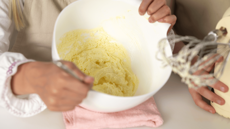 Legg en klut under bollen. Bland sammen smør og sukker med håndmikseren i 3 minutter. Da skal blandingen se ut slik som på bildet.