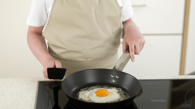 Stek egget i ca. 4 minutter, eller til eggehviten har stivnet og har blitt helt hvit.