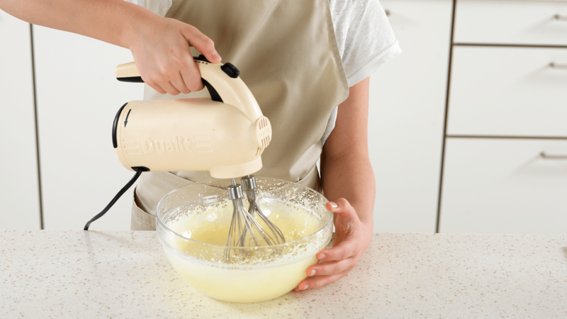 Pisk sammen melis og egg med en håndmikser på høy hastighet i 5 minutter, til det har blitt luftig eggedosis.
