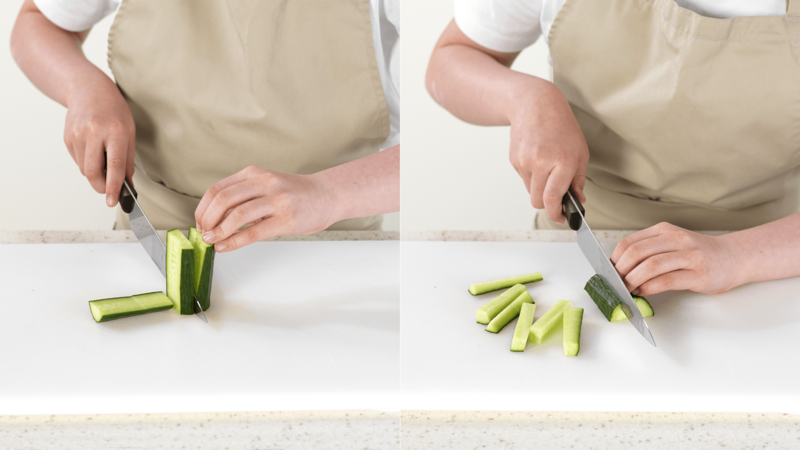 Skjær agurkbiten først i tre, og kutt den i staver, slik som vist på bildet.