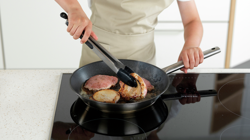 Stek svinebiffene i 3 minutter på hver side. Legg biffene over på en tallerken når de er ferdige, og server med salaten.