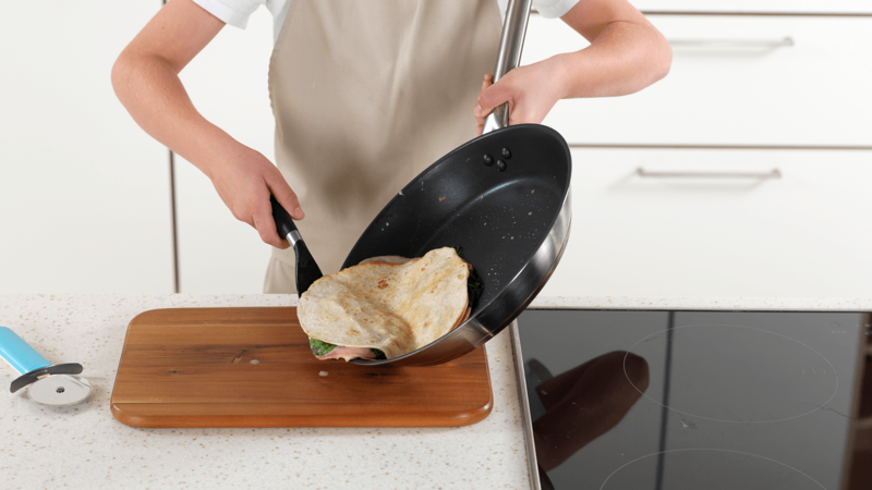 Skyv quesadillaen over på en skjærefjøl. Du kan også legge den rett på en tallerken.