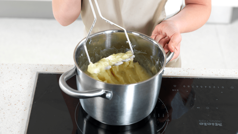 Bruk en potetmoser til å mose potetene med. Fordel potetmos og kjøttpølse på tallerkener. Nå kan du rope at maten er klar!