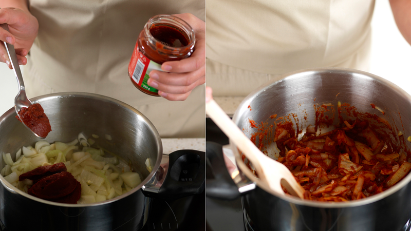 Ha i tomatpuré og la det surre i 1 minutt. Rør runderveis.