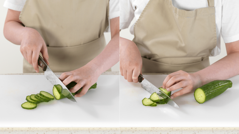 Skjær agurk i skiver og del dem i to.
