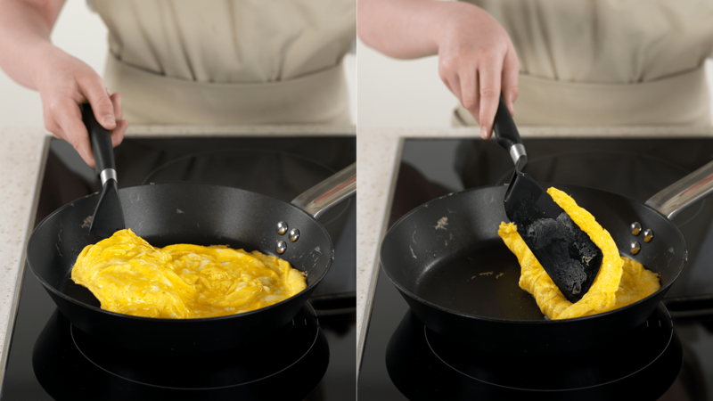 Når eggeblandingen har stivnet, bruk stekespaden til å brette den ene siden av omeletten over den andre.