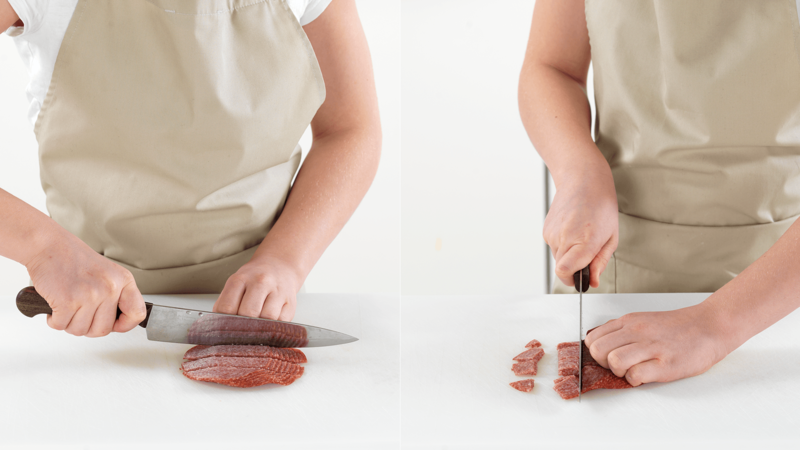 Skjær salami i strimler og så i biter.