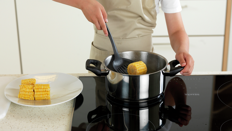 Når vannet koker, sett platen på middels varme, slik at det ikke koker over. Bruk en hullsleiv, eller en pastasleiv, og legg forsiktig maisen ned i kjelen. Kok i 3 minutter.