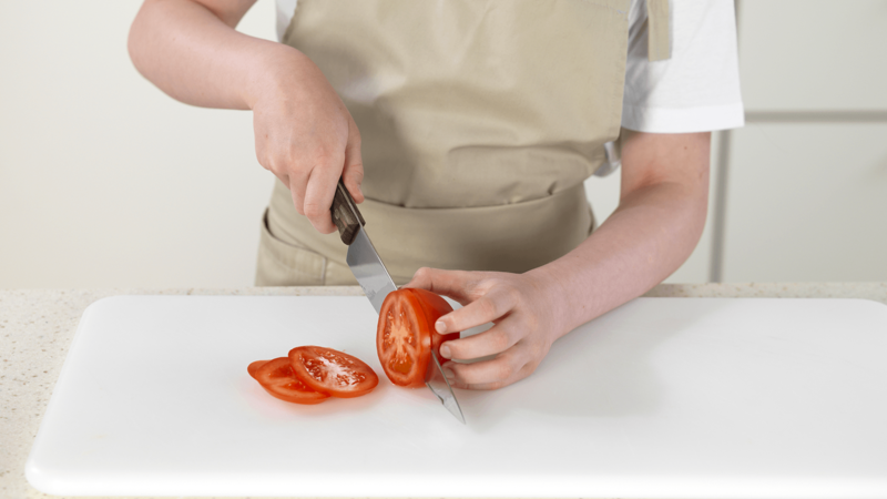 Skyll tomat. Skjær den i skiver.