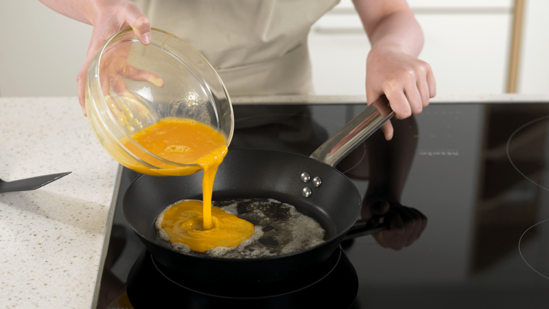 Hell eggeblandingen over i stekepannen når margarinen slutter å bruse.