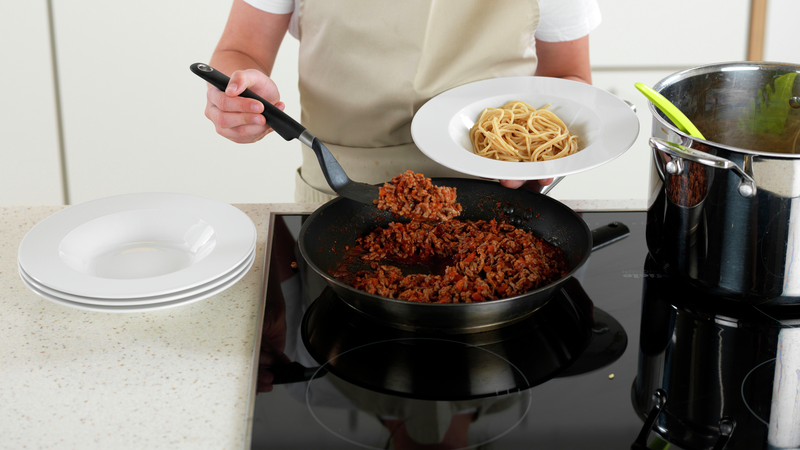 Skru av stekeplaten. Ha kjøttsaus over pastaen.