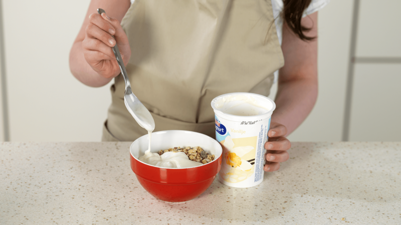 Ha yoghurt i skålen sammen med müsliblandingen.