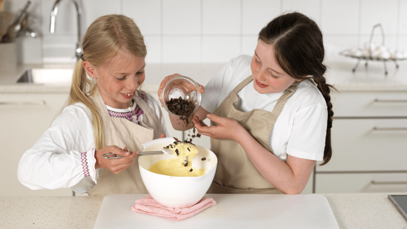 Ha sjokolade i blandingen og vend forsiktig inn med en slikkepott.