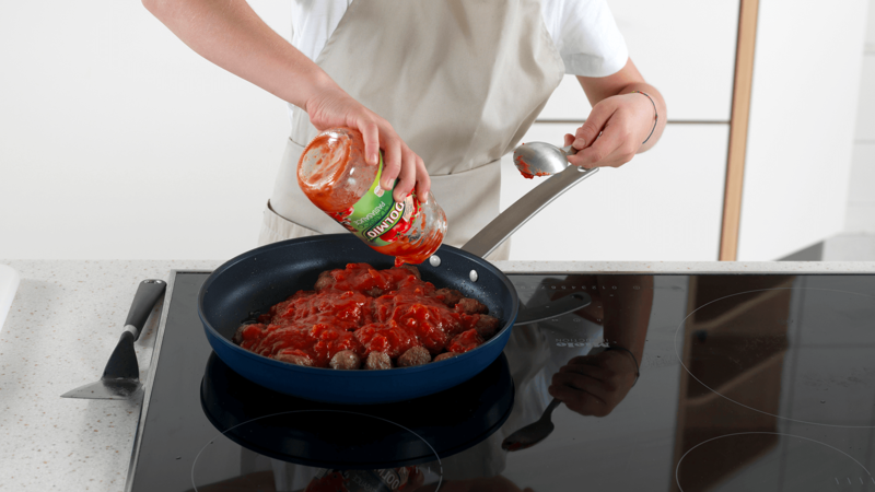 Hell i pastasaus og skru ned varmen på det laveste. Rør av og til med stekespaden.