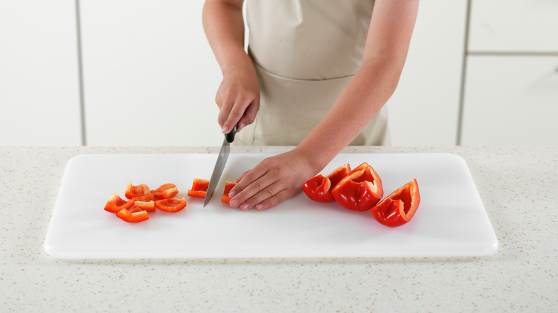 Skjær paprika i biter og legg dem i en skål.