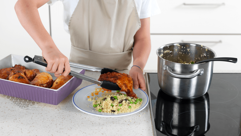 Rør litt i couscousen før du legger den på en tallerken, sammen med kyllinglårene.