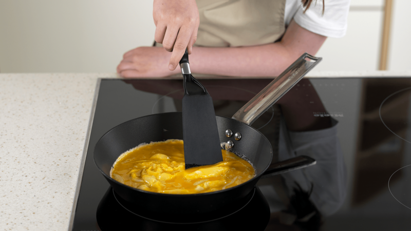 Skyv eggeblandingen inn mot midten av stekepannen når den begynner å stivne.