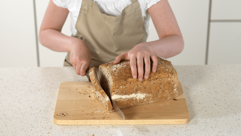 Skjær brød i skiver og smør på margarin.