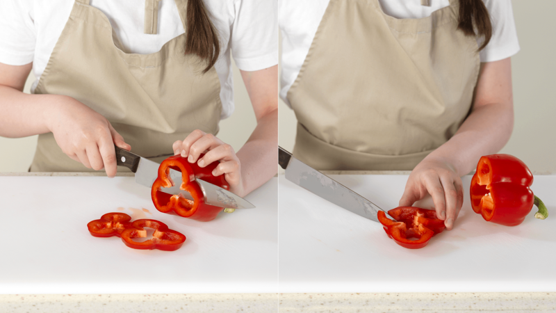 Skyll paprika. Skjær paprikaen i skiver og del skivene i to. Tørk av fjølen og kniven med en klut.