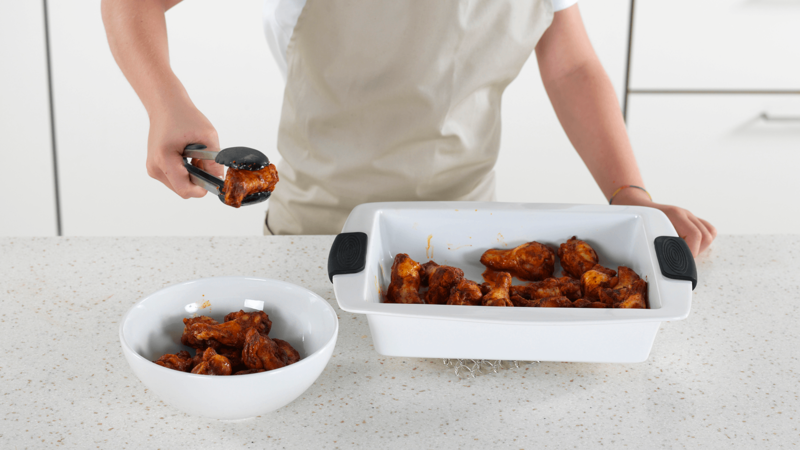 Bruk en klype og legg kyllingklubbene i en stor bolle, eller på en tallerken. Server kyllingklubbene med grønnsakstaver og dipp.